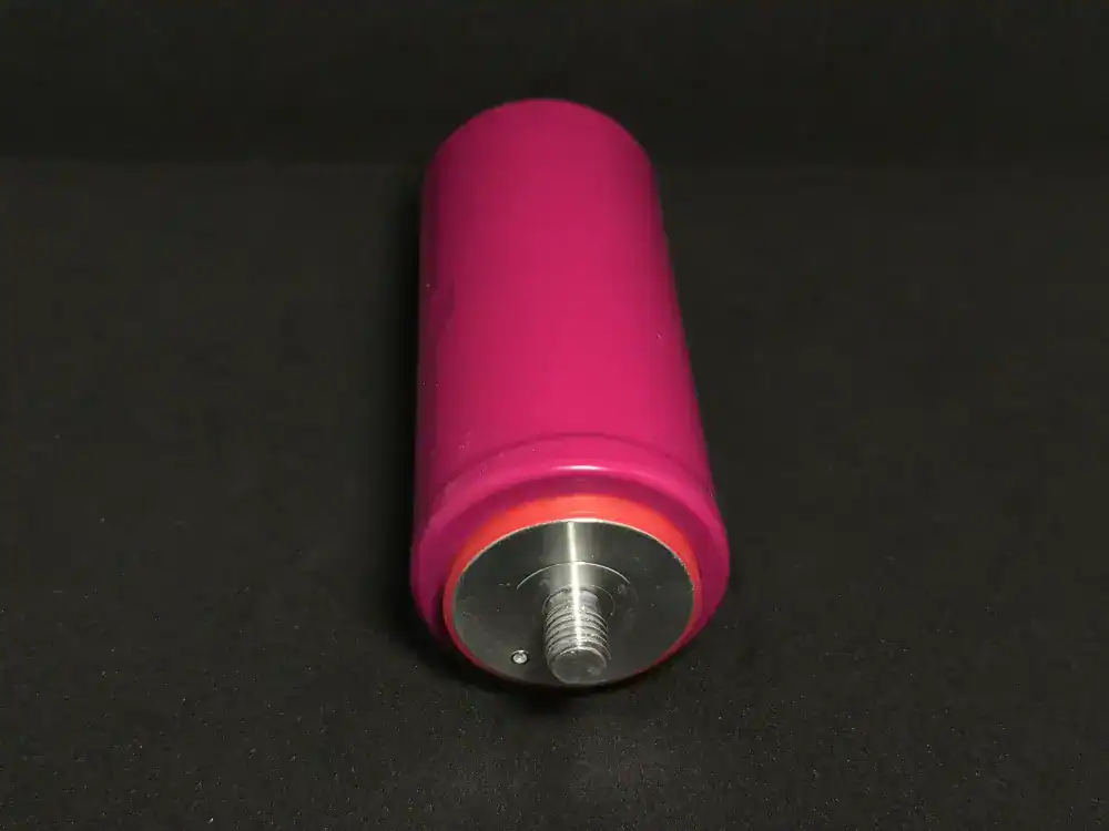 Zdjęcie przedstawiające stronę bieguna ujemnego baterii BLD 24 Ah