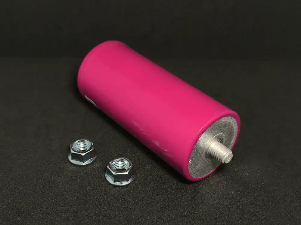 Widok izometryczny ogniwa BLD 24 Ah z dwoma nakrętkami